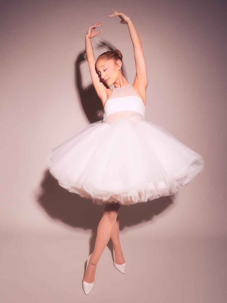 ArianaToday's tweet image. 🩰
