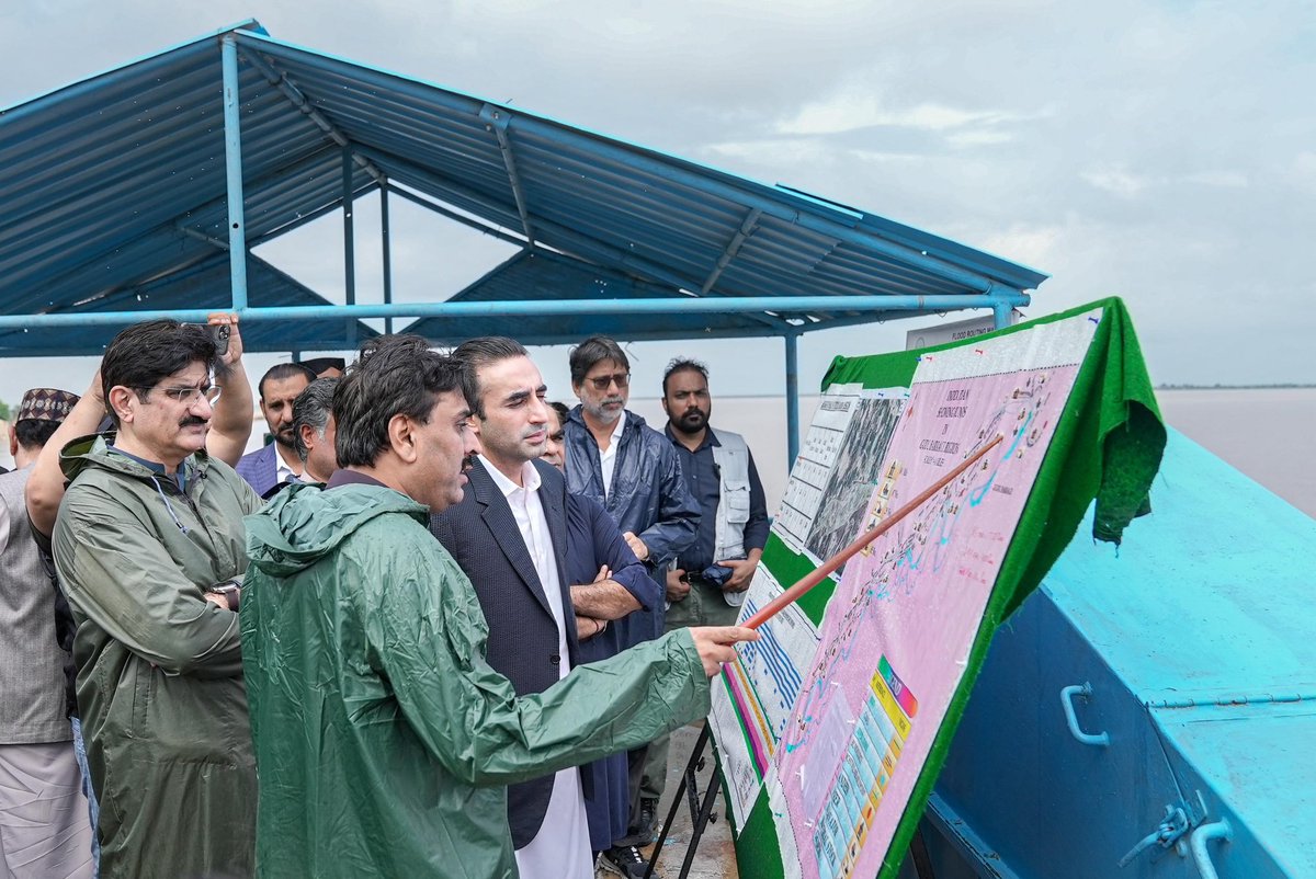 پاکستان پیپلزپارٹی کے چیئرمین بلاول بھٹو زرداری کو وزیر برائے آبپاشی جام خان شورو گڈو بیراج پر ممکنہ سیلاب کے حوالے سے بریفنگ دے رہے ہیں۔
<a href="/BBhuttoZardari/">BilawalBhuttoZardari</a>