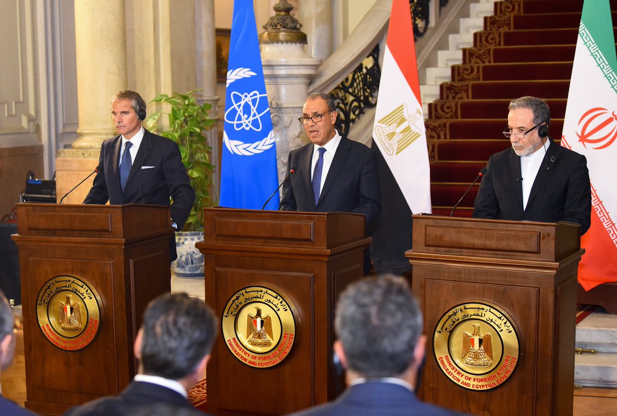 القاهرة تستضيف اجتماعا ثلاثيا للدكتور بدر عبد العاطي وزير الخارجية وعباس عراقجي وزير خارجية ايران ورافائيل جروسي المدير العام للوكالة الدولية للطاقة الذرية. ايران والوكالة يوقعان على اتفاق لاستئناف التعاون المشترك بعد جهود دبلوماسية مصرية مكثفة.