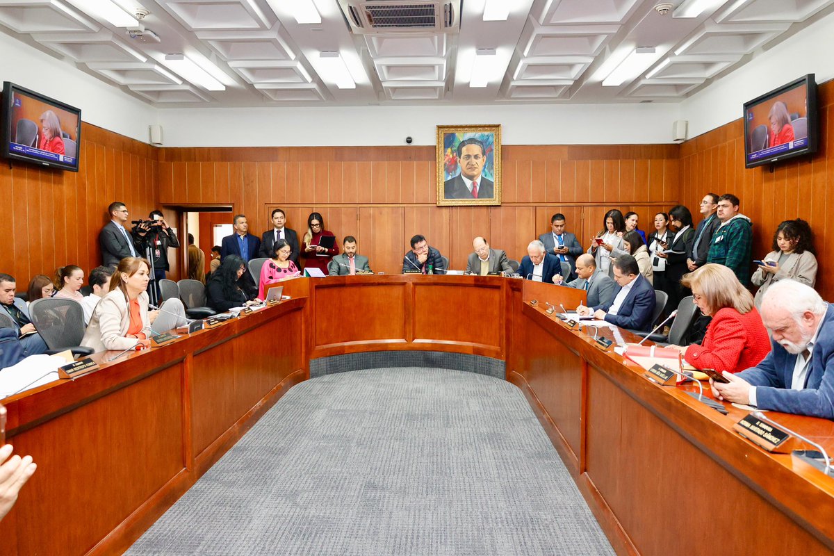 En la Comisión Séptima del Senado, el #Minsalud <a href="/GA_Jaramillo/">Guillermo Jaramillo</a> cuestionó que, mientras al gobierno actual se le niegan recursos, en años anteriores se entregaron sumas millonarias a las EPS sin justificación clara. Según cifras de la Contraloría, entre 2020 y 2023 no se tiene
