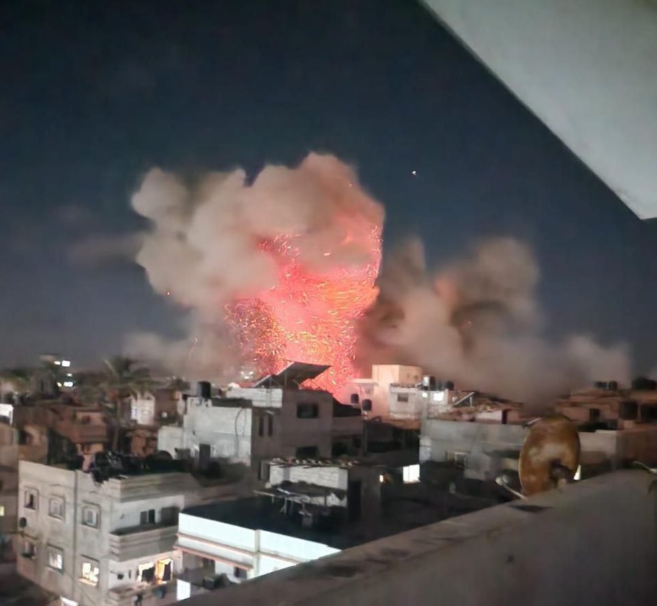 Gazze an itibari ile çok şiddetli bombalanıyor sanki gökten ateş yağıyor gibi..!!