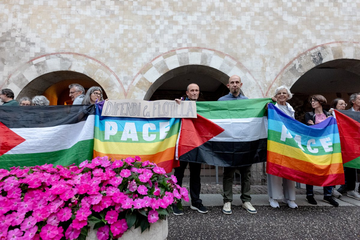 MatteoFesti's tweet photo. Presidio in sostegno della Global Sumud Flotilla a #rovereto "Città della pace" @globalmovementtogazaitalia #globalsumudflotilla #freepalestine #stopthegenocide .
#FreePalestine https://t.co/hAlpSsc4I1