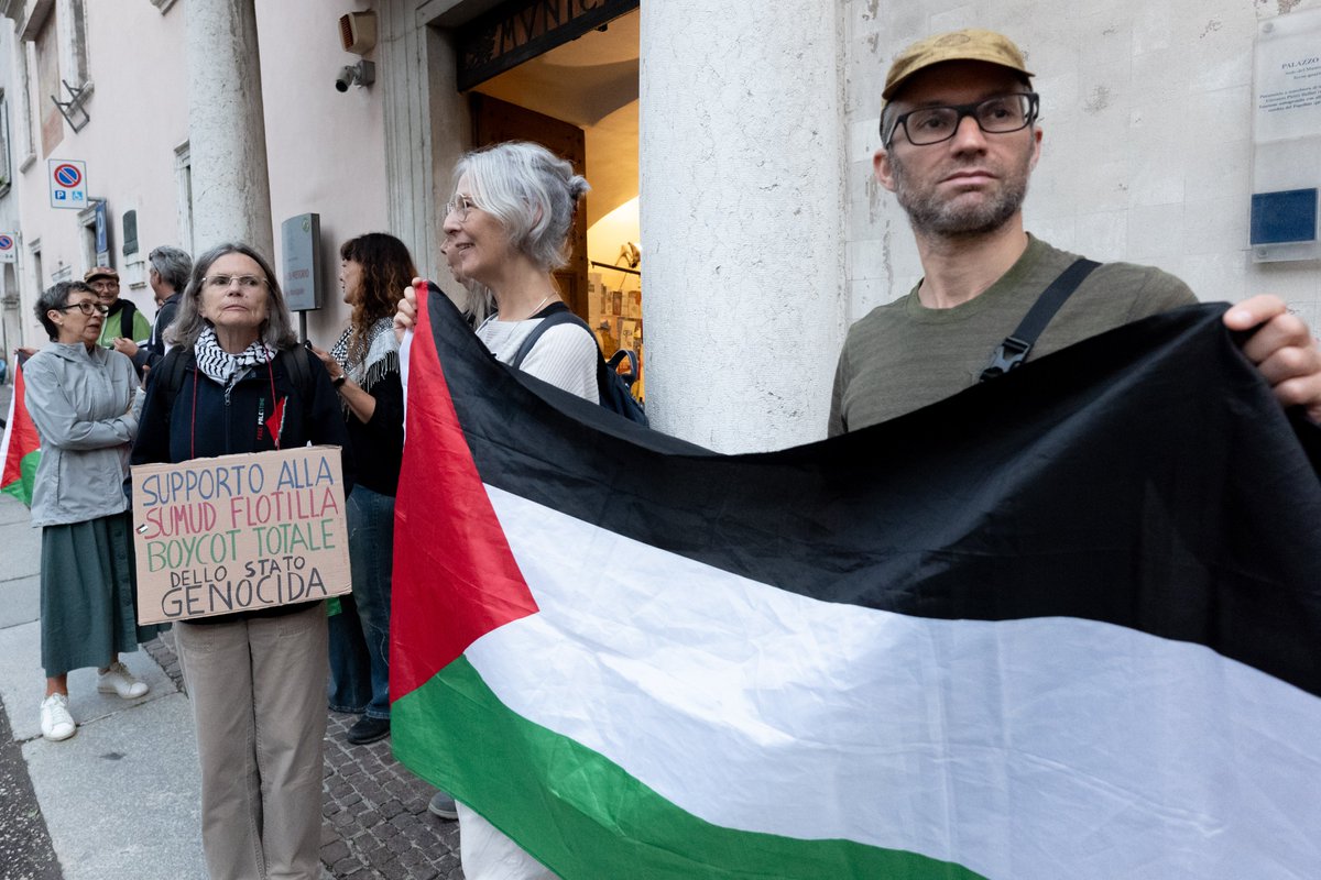 MatteoFesti's tweet photo. Presidio in sostegno della Global Sumud Flotilla a #rovereto "Città della pace" @globalmovementtogazaitalia #globalsumudflotilla #freepalestine #stopthegenocide .
#FreePalestine https://t.co/hAlpSsc4I1