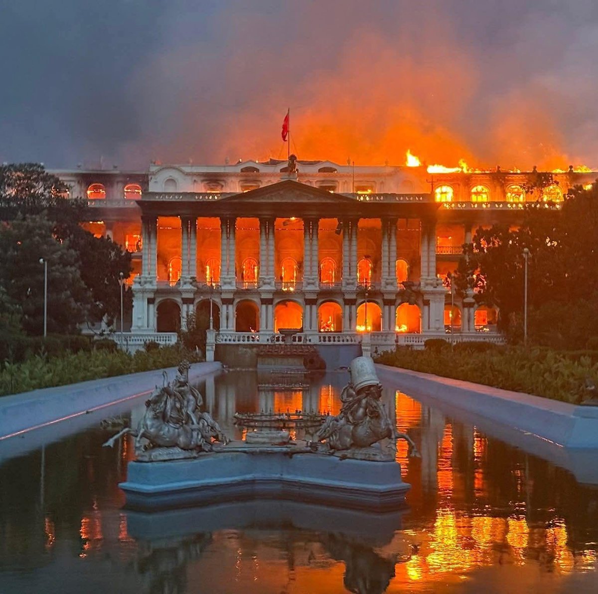 इतिहाँसले दिएको हाम्रो रास्ट्रीय धरोहर र सम्पतिको बिनास क्षम्य माफ हुने छैन । हाम्रो असन्तुस्टी नेता र तीनका भ्रस्टचारसँग हो हाम्रो धरोहर सँगहैन । यसको छानबिन हुनुपर्छ र दोसी लाई आजिवन जेल हुनुपर्छ । इतिहाँसले दिएका यि धरोहर हरु अब कहिलाई उठ्ने छैन ।