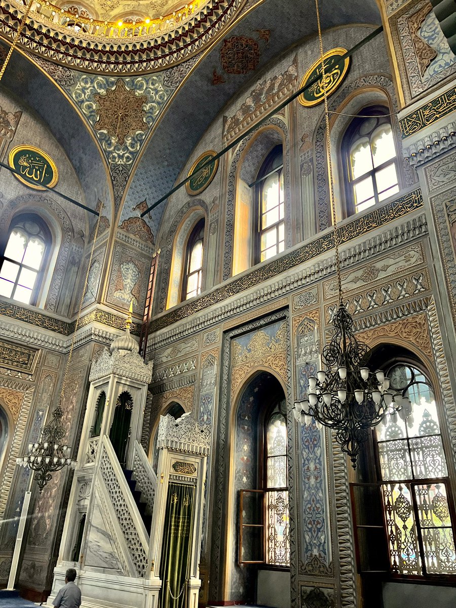 Pertevniyal Valide Sultan Camii…