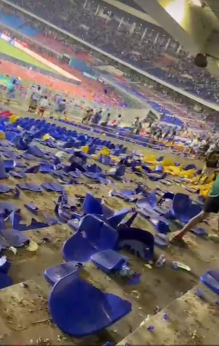 RDC-SÉNÉGAL : les supporters congolais n’ont pas digéré la défaite de leur pays.

Comme vous pouvez le voir, des chaises du stade des Martyrs ont été cassé, au-delà du jet des projectiles avant la fin du match.