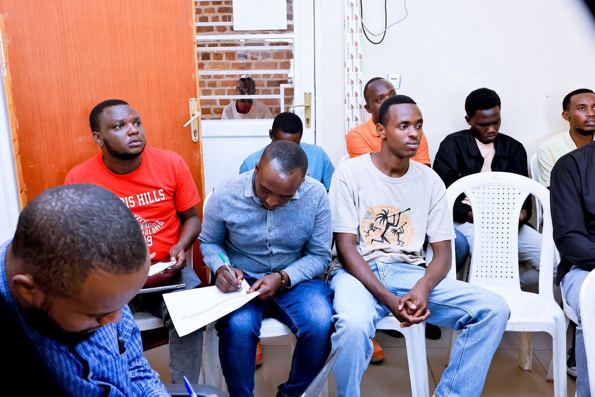 Rwanda_Housing's tweet photo. Kuri uyu wa kabiri, amahugururwa ku mategeko y’imyubakire ndetse n’imyubakire itangiza ibidukikije yakomereje mu karere ka Musanze, ahahuguwe abakozi ba One Stop Center, abafasha mu gusaba impushya no kubaka.

Abahuguwe bavuze ko bungukiyemo byinshi bigiye kubafasha mu kazi kabo ka buri munsi.