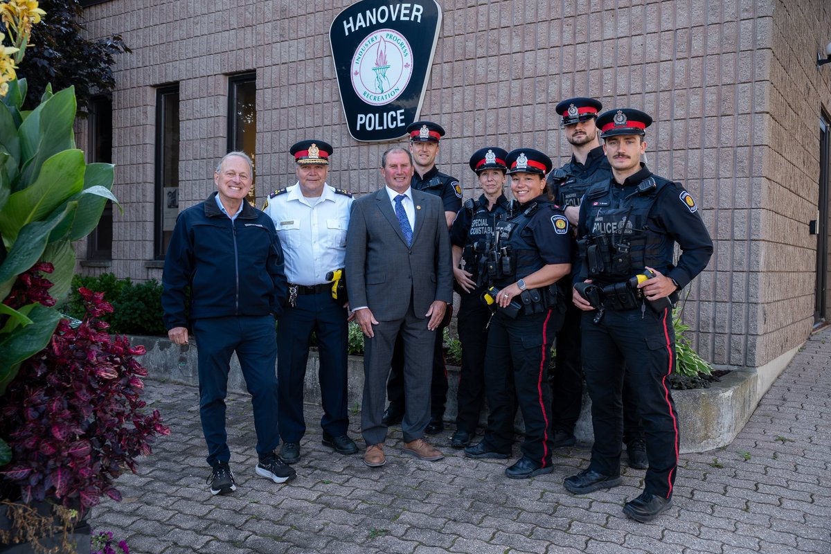 ChiefKnoll's tweet image. HPS officers met with the Solicitor General, @TeamKerzner, and our local MPP @paulvickersmpp to discuss issues that impact community safety and well-being in our community. Thank you to both for the visit. #Addiction #RepeatOffenders #BailReform #MentalHealth #Homelessness