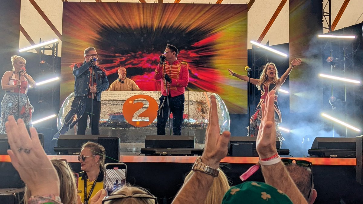 asperion17's tweet photo. What a response @TheFizzCMJ had from the crowd at #BBCRadio2inthePark performing Making Your Mind Up, with #PaddyMcGuinness ripping off @Cherylbaker 's skirt!
You all deserved the electric atmosphere in the DJ tent.
@JayAstonC @NikkMager #MatthewPateman #BucksFizz https://t.co/5VZeQfJKPb