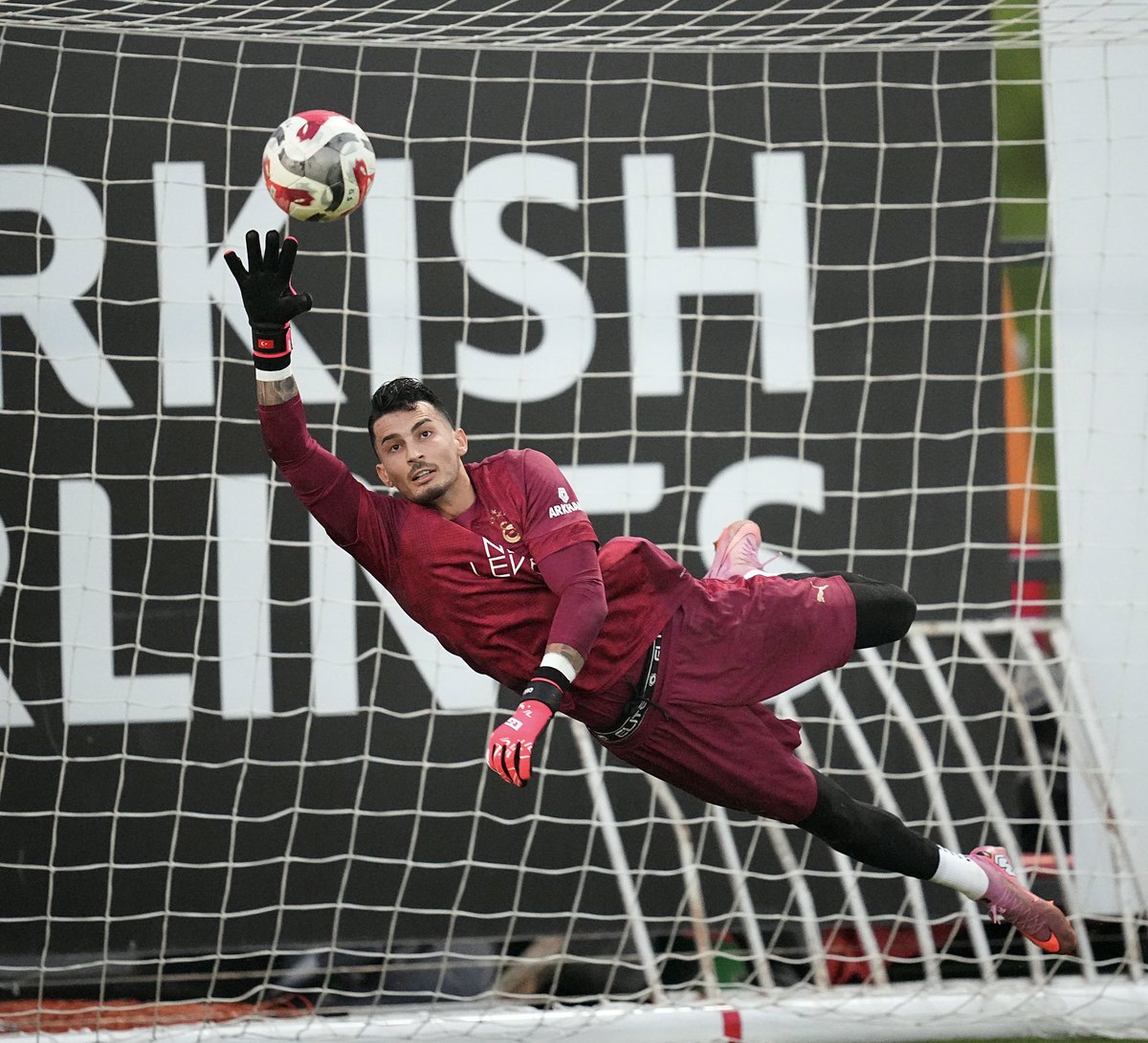 Yeni transferimiz Uğurcan Çakır, takımımızla birlikte ilk antrenmanına çıktı. 💛❤️
