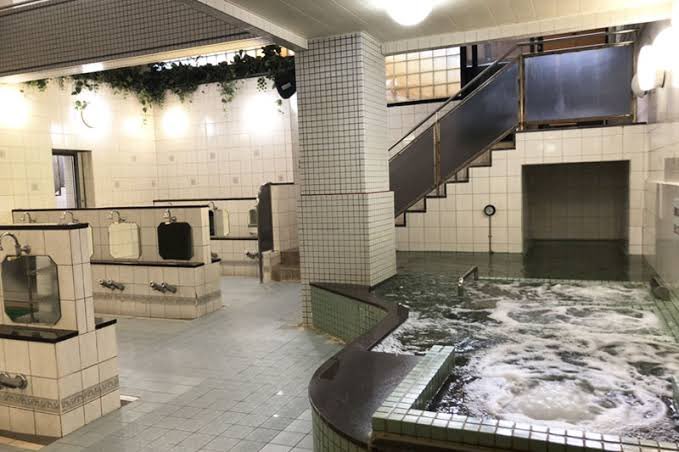 川崎行ったら訪れたい…クセがつよい最高銭湯❸選

❶小松湯
灼熱サウナとキンキンの水風呂、最強の電気風呂
薪わかしの熱湯でバチバチにととのえる🔥

❷平和湯
ロッキーサウナからシングル水風呂がたまらない
脱衣所のレトロな雰囲気も好き✨

❸橘湯
サウナ代無料の神コスパ銭湯😳
