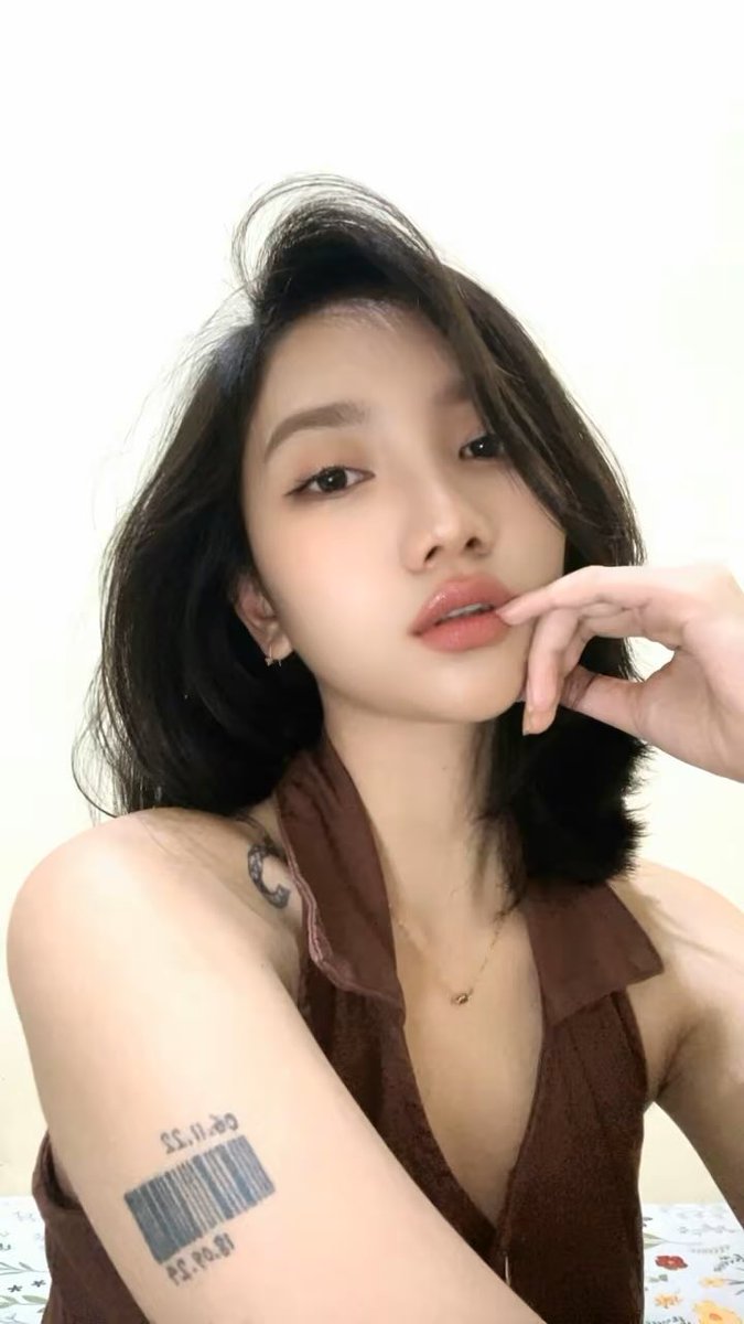 _smokendmirror's tweet photo. body card vs face card https://t.co/pUS5mY95lE