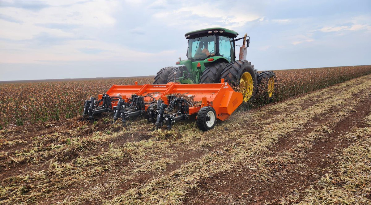 TTQAgriculture's tweet image. 40 minutes after a 25mm storm we were back out there... Brazil does it differently!
The bottle on the shredder when it&apos;s spinning at full speed  also never fails to impress... #balance #cotton #Brazil