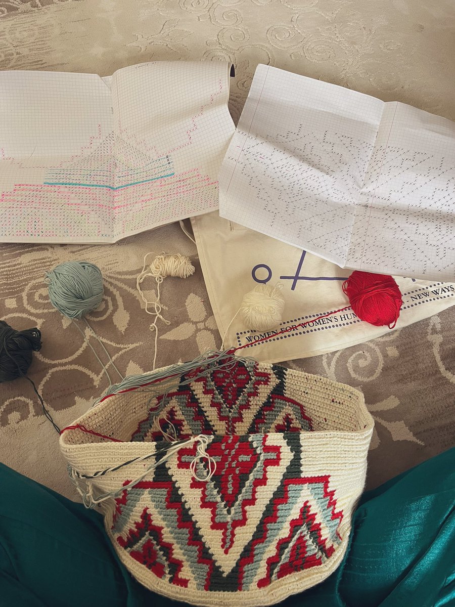 Birazdan yapacağım bir hatadan dolayı yarın sabah dört sıra sökeceğim ve söktüğüm sıraları yeniden öreceğim. Evet kesinlikle yerimizde saymadık ama ilerleyebildik de diyemeyiz öyle dimi