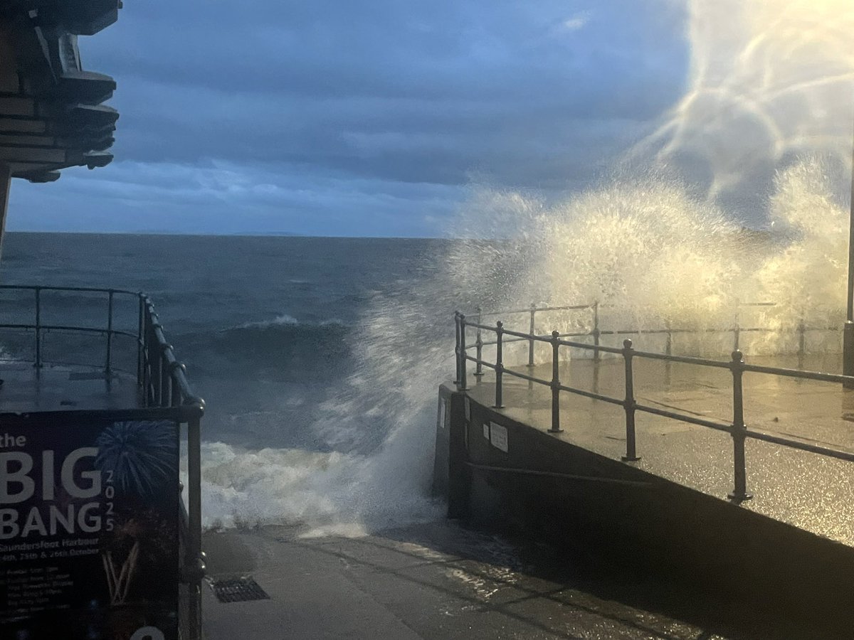 SianLMiles's tweet photo. Big waves in stormy Saundersfoot this evening @DerekTheWeather @bbcweather #Pembrokeshire #hightide https://t.co/UcrjhZ2ckH