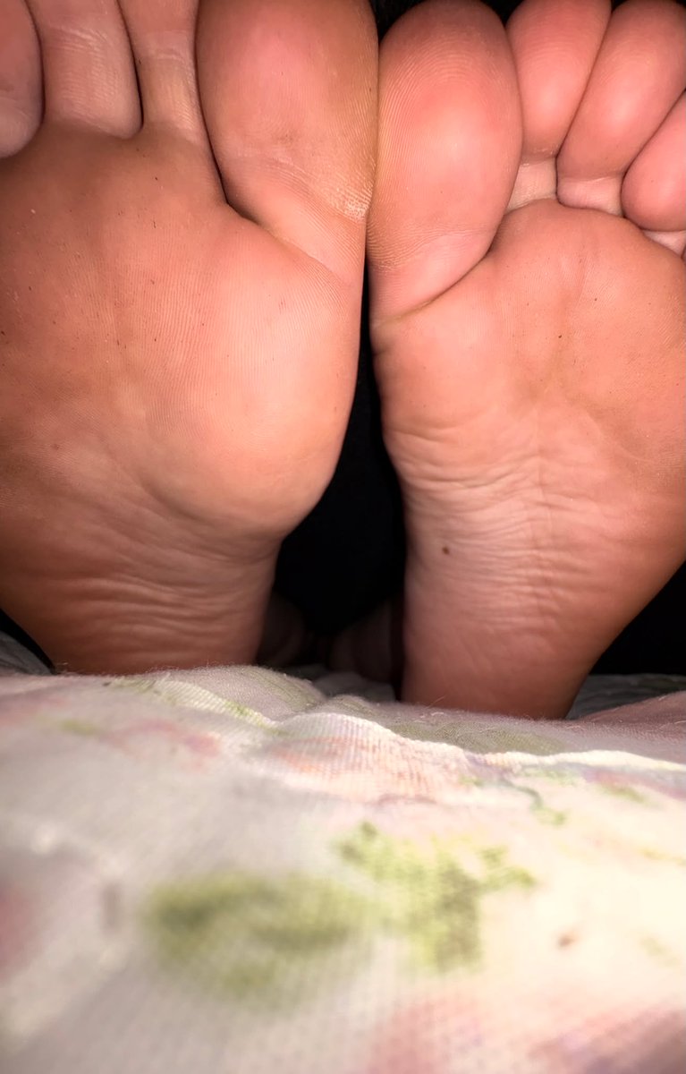 FemaleMacro's tweet image. my shift is finally over and i can rest in my bed, shit i didn't shower after work, ohh well i guess one of my tiny slaves can lick of the sweat from my soles and betweem my toes, be a good pet and clean the foot of your goddess now bug boy!

#sizetwitter #giantess #macrophilia