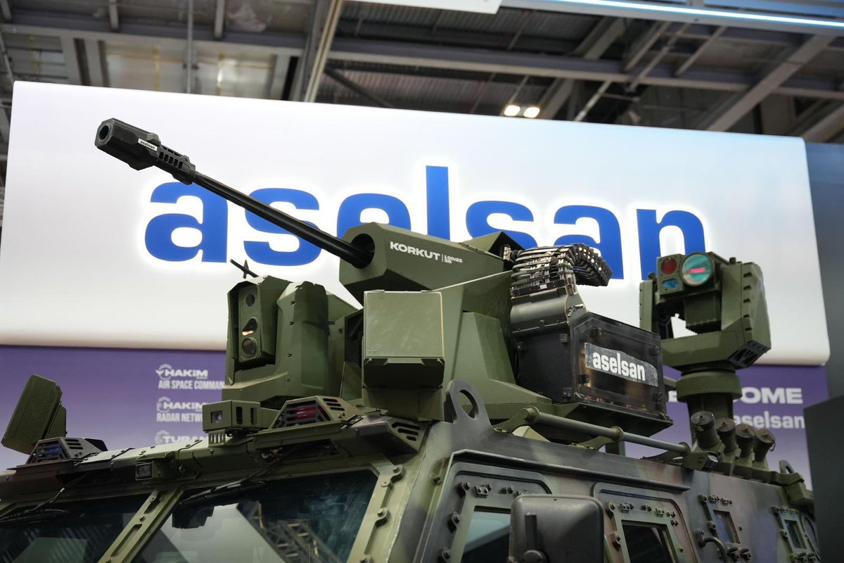 TurkishCentury's tweet image. DRONE HUNTER 💥 -- More #antidrone "hard kill" solutions from Türkiye! Here's #Aselsan's #KORKUT turret with 100/25mm #AirBurst rounds with a coaxial 7.62mm machine gun. Comes with AESA/EO for 360 convoy/point defense against #drones and other low flying threats. 🇹🇷 #DSEI2025