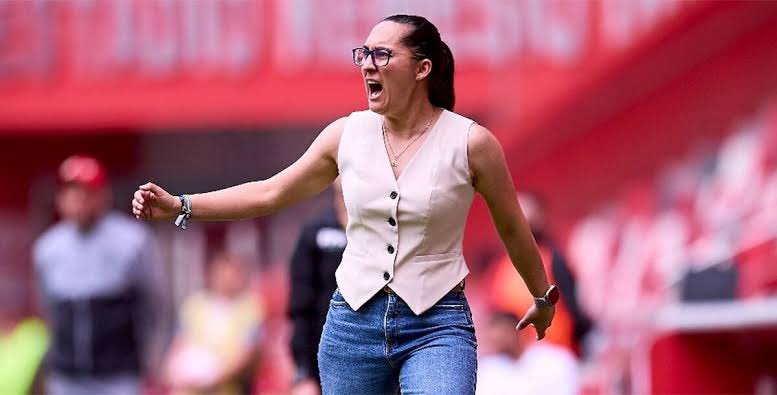 Valverde deja de ser DT de Rayadas. Un bicampeonato con el equipo norteño. Hoy 7mo lugar en el torneo, un resultado escandaloso en el clásico regio y tres derrotas en el torneo de 0-4 lo hacen insostenible.

Se va con 79 dirigidos 49 ganados 13 empates y 17 perdidos en Liga MX
