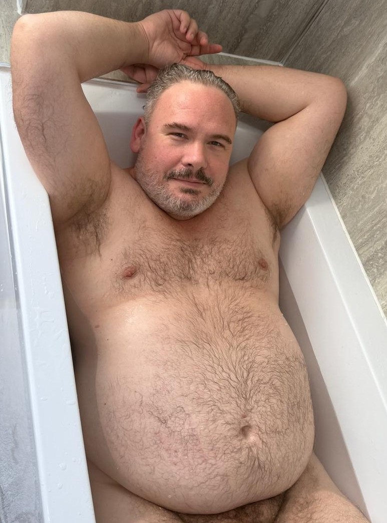ch4s3rcub's tweet image. Big daddy chub barely fits the tub..

#gaychub #chub4chub #gaybear