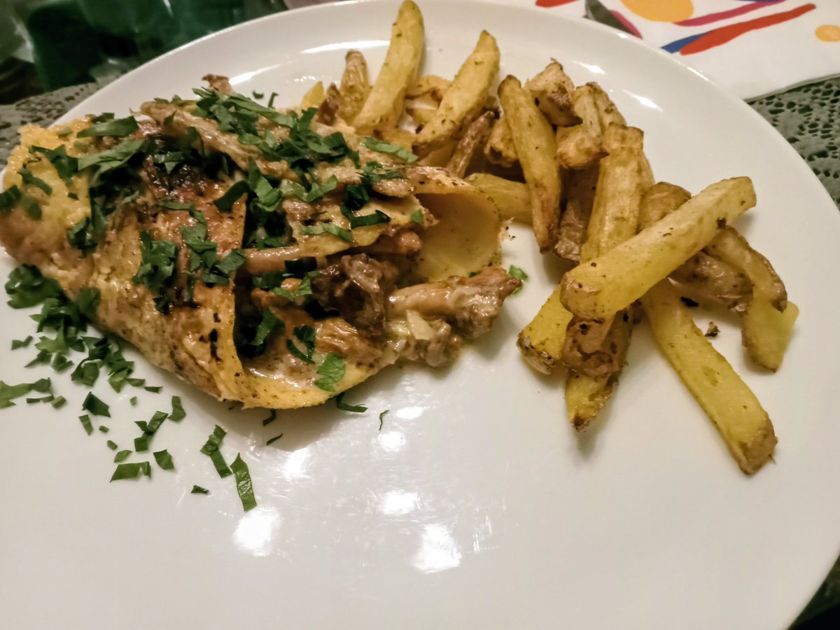 Er waren nog ruim voldoende cantharellen voor een heerlijke omelet. GJ deed er nog wat frieten bij en we smulden weer. #datatenwijvanavond