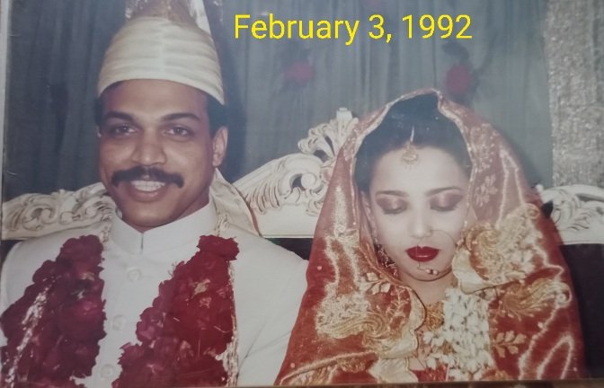 میری بیگم مرحومہ ارم عامر کی پہلی برسی-

گزشتہ برس آج ہی کے دن (10 ستمبر 2024) کی صبح فجر کے فوراً بعد 5.24 AM پر انہوں نے اپنی پانچ سالہ کینسر کی جنگ ہارتے ہوۓ داعی اجل کو لبیک کہا تھا اور یوں ہماری 32 سال 7 ماہ 3 دن کی آئیڈیل رفاقت کا اختتام ہوا-

وہ میری مَتاعِ عَزِیز ترین