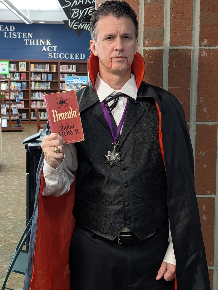 SJHSLibraryLC's tweet image. The Count Dropped by to share his favorite book.
#RiseWithReading
#HCSLibraryMedia
#SJHSSharks