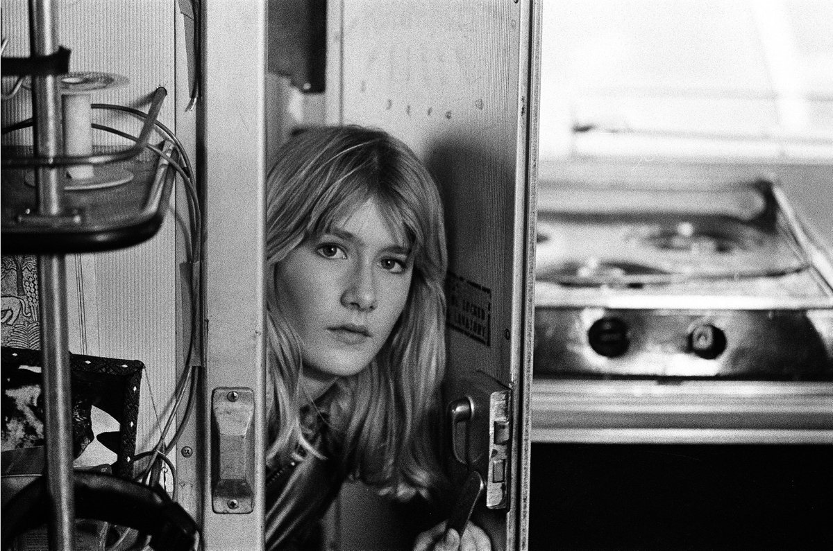 Laura Dern as Jessica McNeill, on the tour bus, in LADIES AND GENTLEMEN THE FABULOUS STAINS. Photo by Phil Hersee. One of hundreds of production stills recovered from deep storage by the Paramount Archive for our upcoming 4K UHD disc.

PREORDER: funcityeditions.com/shop/p/fabulou…