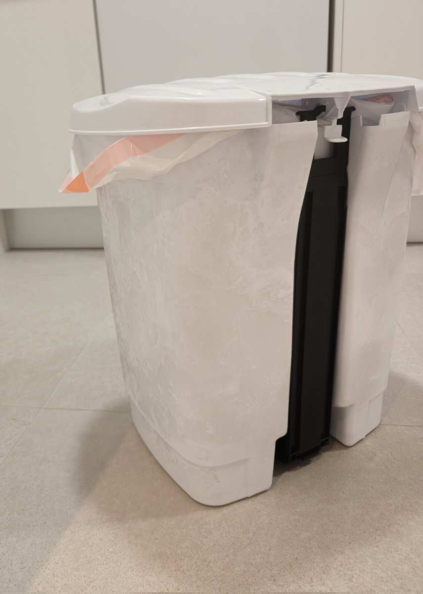 NO COMPRÉIS esta vela de <a href="/lidlespana/">Lidl España</a> si no queréis que toda vuestra casa acabe llena de hollin. Literalmente hasta dentro de la nevera estaba negro. Todo un desastre con una vela que ha estado encendida en 2 ocasiones un máximo de 30 minutos. Con esas manchas negras toda la casa.