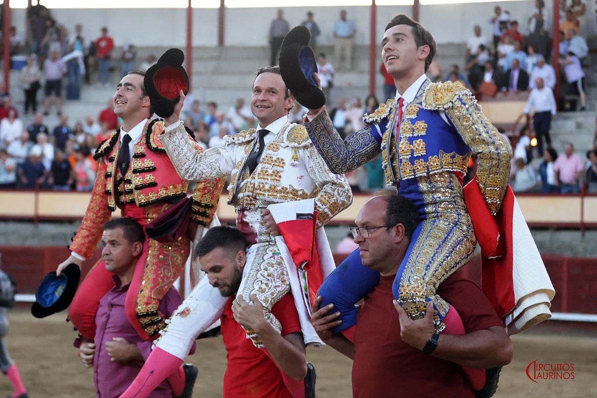 Triple Puerta Grande en el cartel de banderilleros de Navaluenga 

circuitostaurinos.es/2025/09/09/tri…

<a href="/zunigatoros/">Carlos Zúñiga</a> <a href="/NavaluengaAyto/">Ayuntamiento de Navaluenga</a>