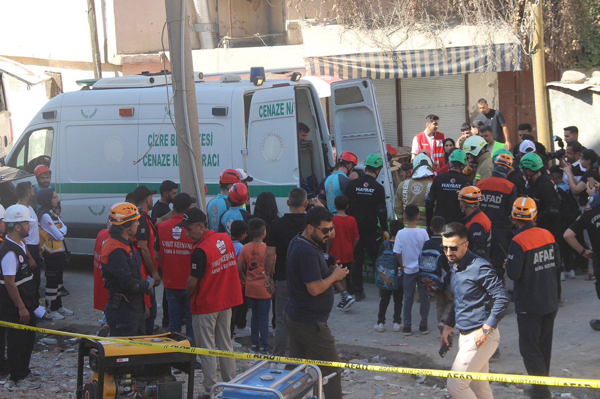 UmutAfetYonetim's tweet photo. Şırnak Arama Kurtarma Ekibimiz, AFAD’ın Düzenlediği ve 745 Kişinin Katılımıyla gerçekleştirilen Olası Bir 7.0 Şiddetinde Deprem Tatbikatına Katıldı…

Afet ve Acil Durum Yönetim Başkanlığı (AFAD) tarafından yapılan Tatbikata göre 7.0 büyüklüğündeki depremden Şırnak başta olmak üzere Mardin, Batman ve Siirt illeri ile Şırnak’ın Cizre, Silopi, İdil, Güçlükonak, Uludere ve Beytüşşebap ilçeleri etkilendi.

Şırnak’ın Cizre ilçesinin Havuzlu Köyünde saat 12:00’da meydana gelen 7 büyüklüğündeki depremin ardından Şırnak Valisi Birol Ekici’nin haber alması üzerine il protokolü ile Şırnak Afet ve Acil Durum il müdürlüğü kriz masasına gelerek, AFAD il müdürü Muzaffer İşlek’ten bilgi aldı. Vali Ekici, uydu üzerinden telefon ile ilçelere bağlanarak, sevk ve idare ederek, koordinasyonu sağladı.

Başarılı bir performans gösteren Şırnak ekibimizi tebrik ediyoruz…