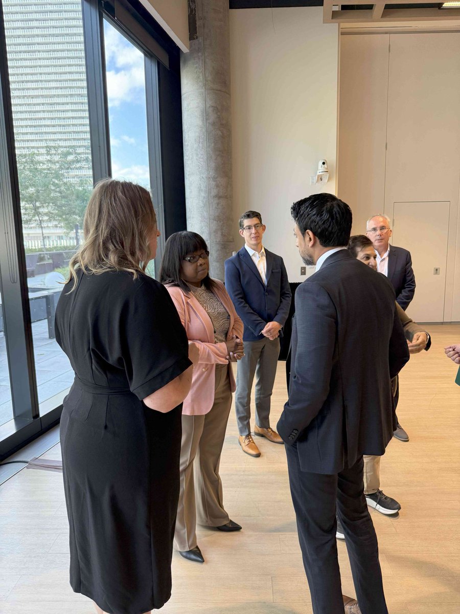 Le ministre Sidhu a participé à une table ronde avec <a href="/TorontoRBOT/">Toronto Region Board of Trade</a> sur la diversification du commerce, soulignant comment Les Missions commerciales d'Équipe Canada et nos accords de libre-échange ouvrent des marchés mondiaux aux entreprises de l’Ontario. Ensemble, nous pouvons