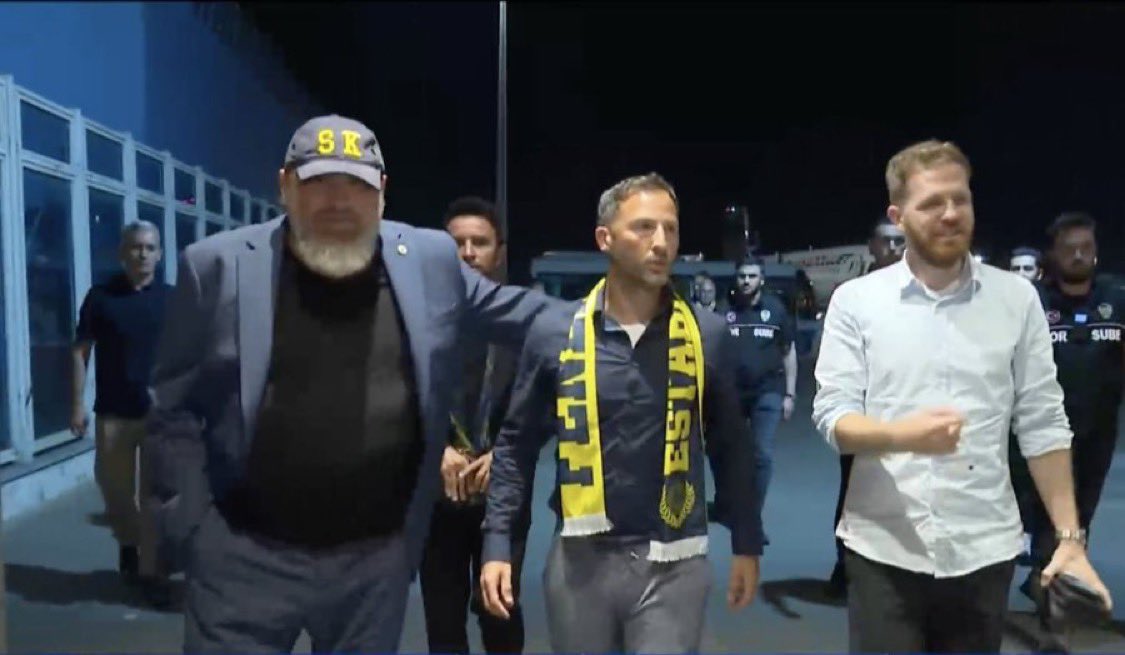 Fenerbahçe'nin yeni teknik direktörü Domenico Tedesco ve Devin Özek İstanbul'da! ✅ 🎯
