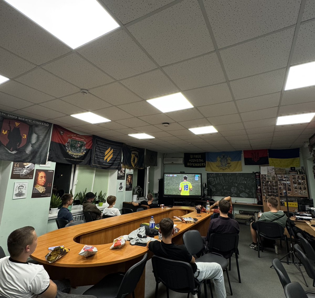 Ситуація наступна:
Дивились з учнями футбол