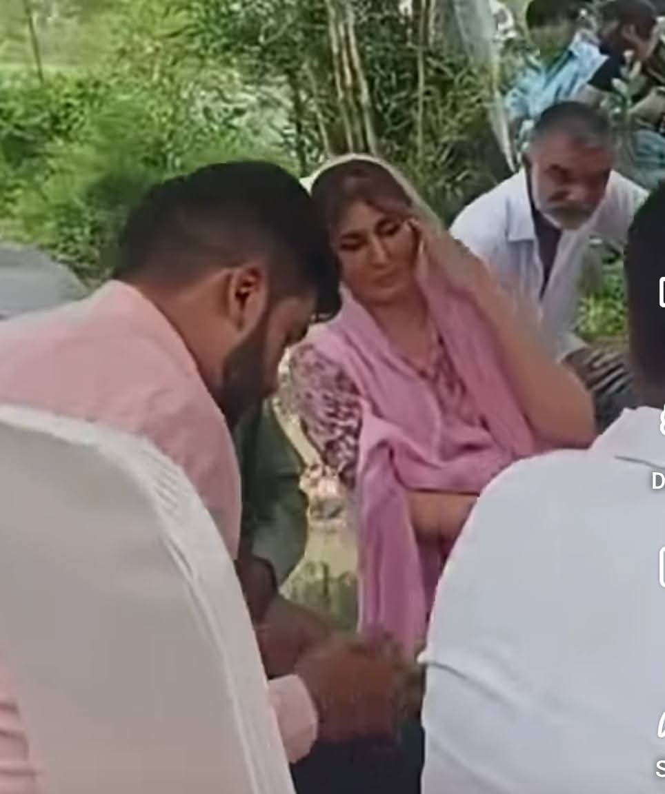 میں نے پاکستانی ایلیٹ کلاس کو قریب سے دیکھا ہے۔ یہ عام مڈل کلاس یا لوئر کلاس پاکستانیوں کو اچھوت سمجھتے ہیں۔ ان کی دنیا بلکل الگ تھلگ ہوتی ہے

خدیجہ شاہ بھی پاکستان کی 0.1 فیصد ایلیٹ کلاس سے تعلق رکھتی ہیں۔ لندن سے اعلیٰ تعلیم حاصل کر رکھی ہے اور دو بڑے فیشن برانڈز کی مالکہ ہیں