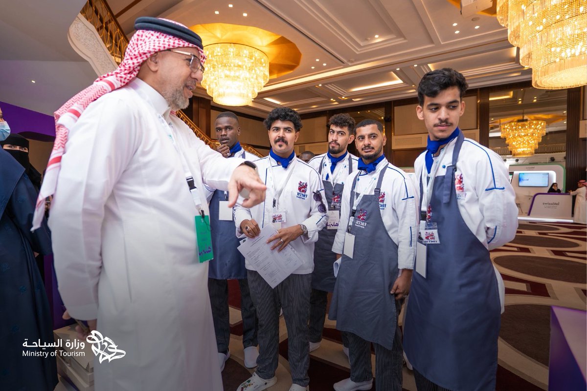 Saudi_MT's tweet photo. نظّمت #وزارة_السياحة ملتقى التوظيف السياحي في #جدة، الذي جمع أصحاب الأعمال بالباحثين والباحثات عن عمل، ووفّر أكثر من 1400 فرصة وظيفية، دعمًا لتمكين الكفاءات الوطنية، وتعزيز فرص العمل في القطاع السياحي. #أهلها https://t.co/Cl7cTn8PRo