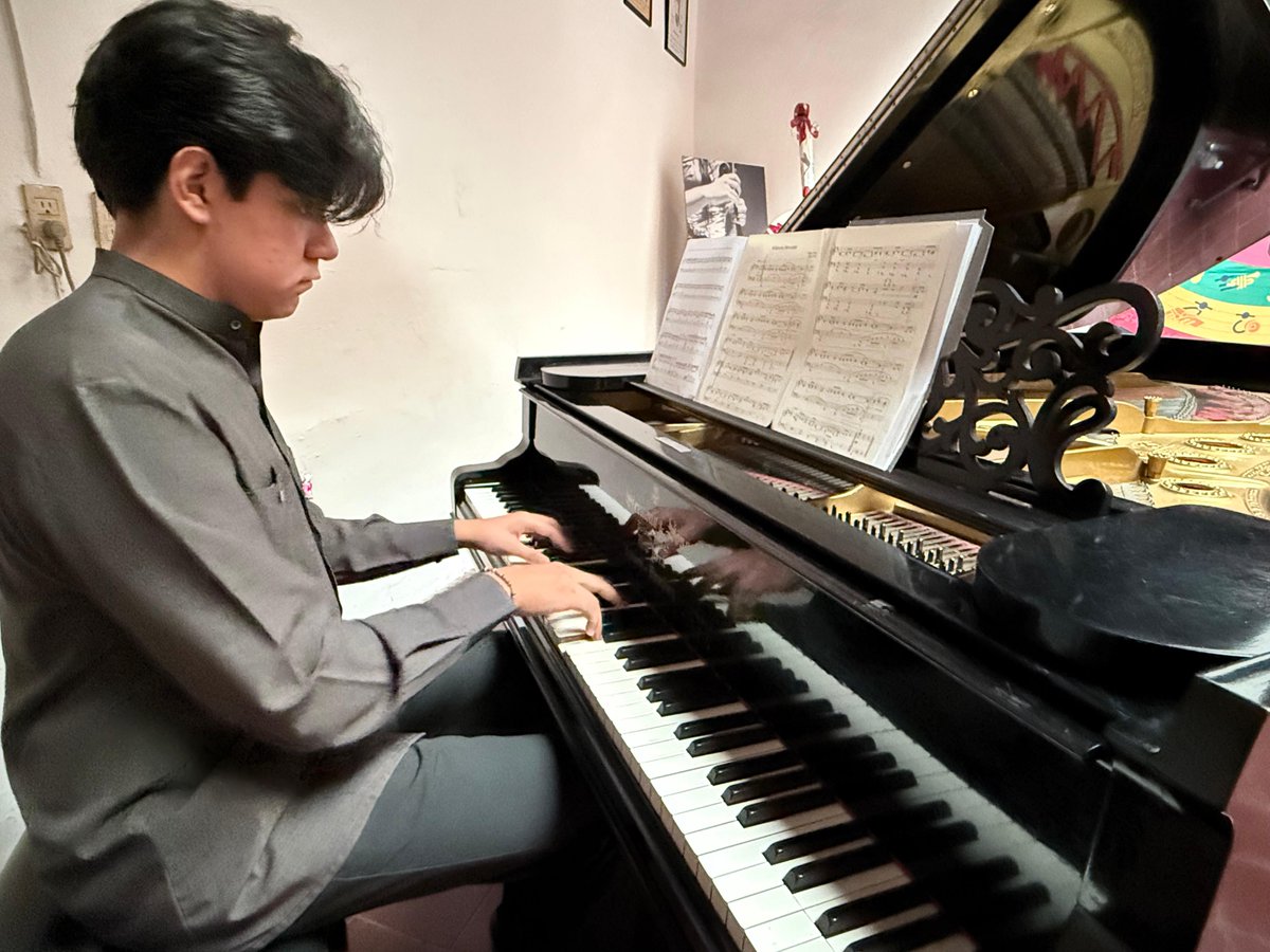 ¡Michoacán late con la música del mundo! La secretaria de Cultura, <a href="/Tamara_Sosa_A/">Tamara Sa</a>, participó en la presentación de la 37ª edición del <a href="/FMusicaMorelia/">Festival de Música de Morelia MBJ</a>, que bajo el lema “América Suena” se vivirá del 14 al 23 de noviembre.🎼
Programa ➡️ bit.ly/3JW08QI
#MichoacánCulturaViva