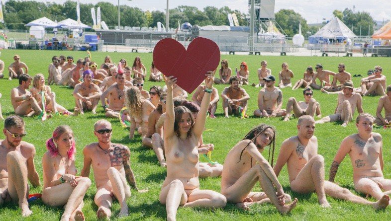 Live Life Naked tweet media