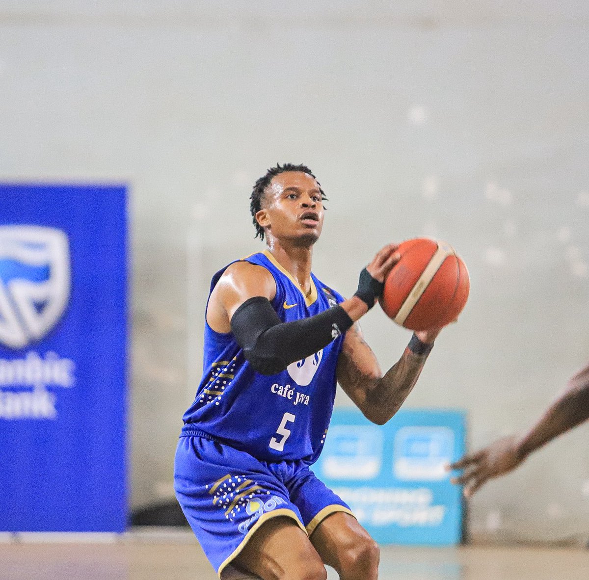 2bobsports's tweet photo. JT Jaguars 62-77 City Oilers 

The City Oilers put up a show in the second half to take game one 

Chad Bowie 16 pts
Mer Maker 13 pts
Ian Lubwama 13 pts
Peter Sifuma 13 pts, 12 reb

They meet again in Thursday for game 2 at Lugogo 
#talkinghoops #nblplayoffs25 https://t.co/Bl4gnHAddP