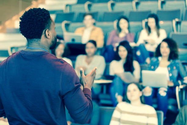 Una CLAVE para PERSUADIR
Para persuadir mejor es importante tener en cuenta el conocimiento de la audiencia:

Antes de intentar persuadir a alguien es fundamental comprender sus necesidades, deseos y preocupaciones. Esto te permitirá adaptar tu mensaje de manera más efectiva.