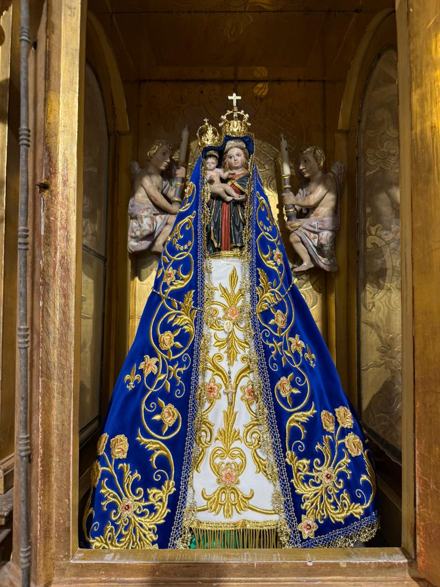 #LaSantuca estrenó ayer un bello manto azul.
Éste es una donación con motivo de sus bodas de plata sacerdotales de Don Elías Hoyal, consiliario de nuestra Hermandad, que es además de Arcipreste de Liébana rector del Santuario de la Virgen de la Luz.
GRACIAS por todo una vez más.