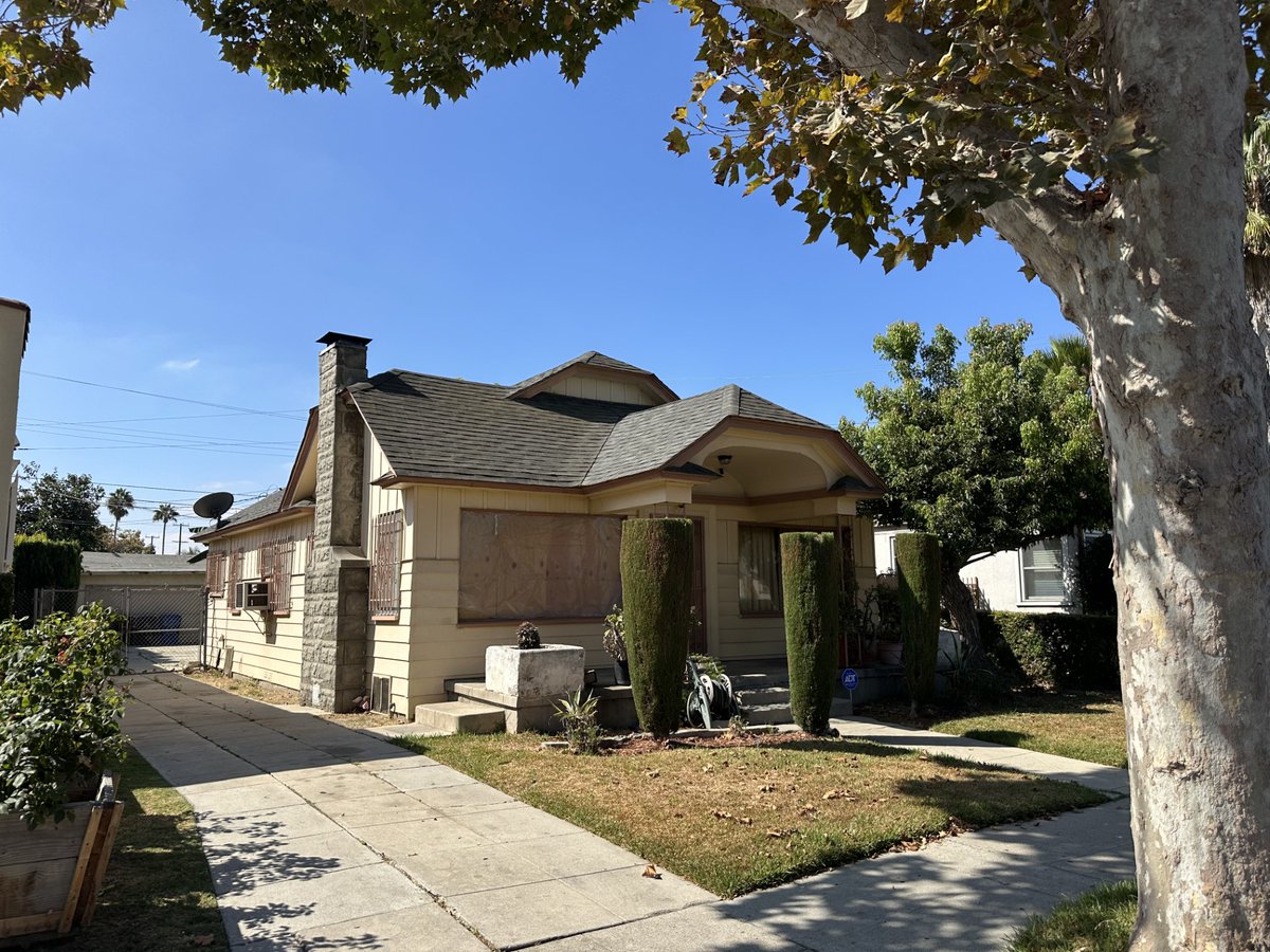 Just Listed:  
SFR
1844 W 39th Street, Los Angeles, CA 90062
CLAW MLS #25589317
#RealEstate #LosAngeles #Fixer