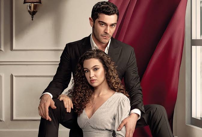 Geçen sene bugün #BirGeceMasalı izlerdik. Kalbimiz mest olurdu Mahir ve Canfeza'yla. Dönebilir miyiz bir daha. 🥹