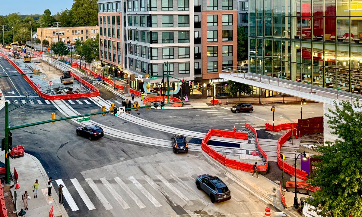 PurpleLineMD's tweet image. #PurpleLineProgress is on track in #SilverSpring! 🚧 Wayne and Fenton intersection is now reopened. Please follow signage, use sidewalks, and stay alert. Follow us for updates! (First photo courtesy of @TimSloanDC)