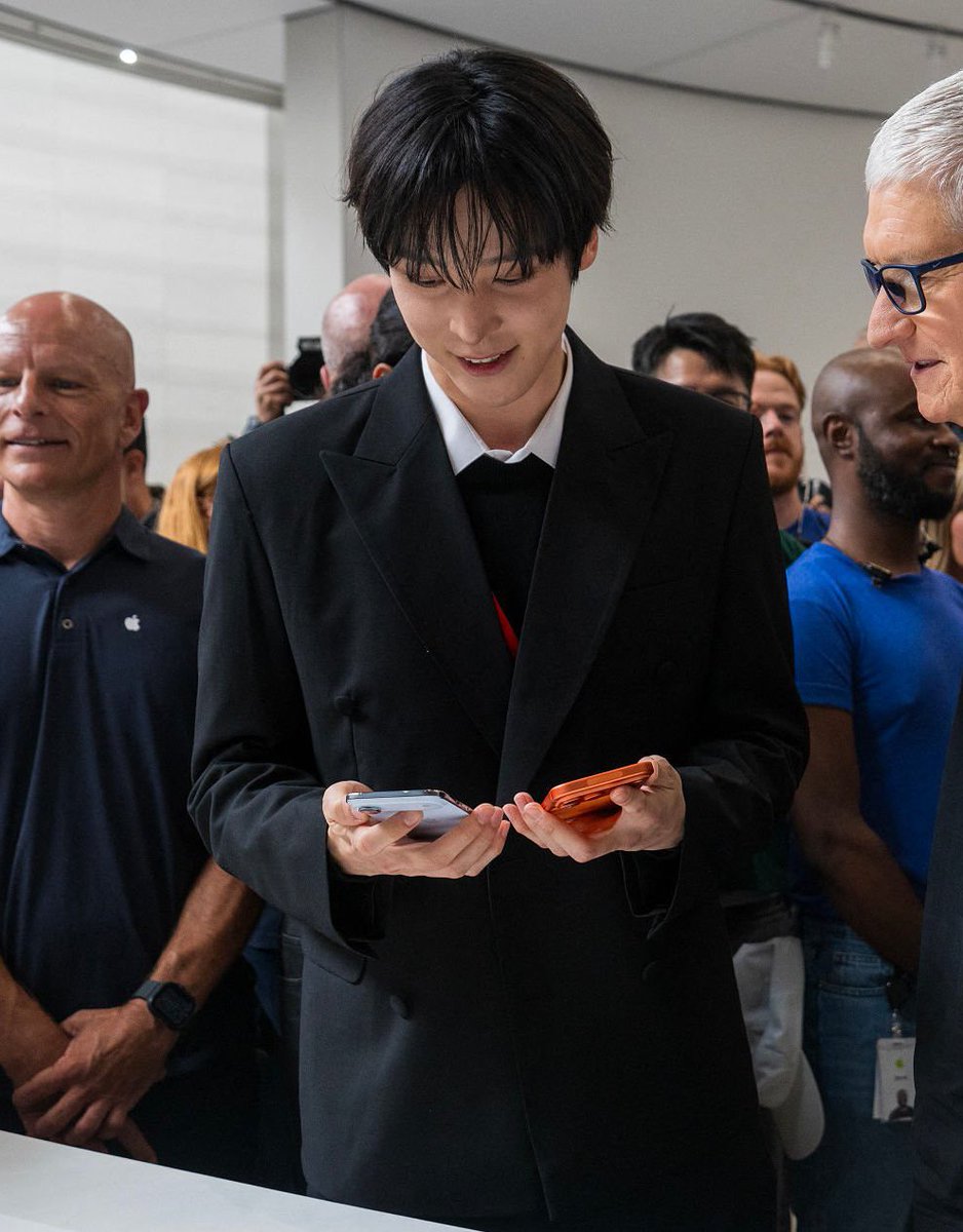 HE IS SO ADORABLE 🫳🏼

YUNHO AT APPLE EVENT
#AppleEvent    #YUNHO #윤호 #ATEEZ #에이