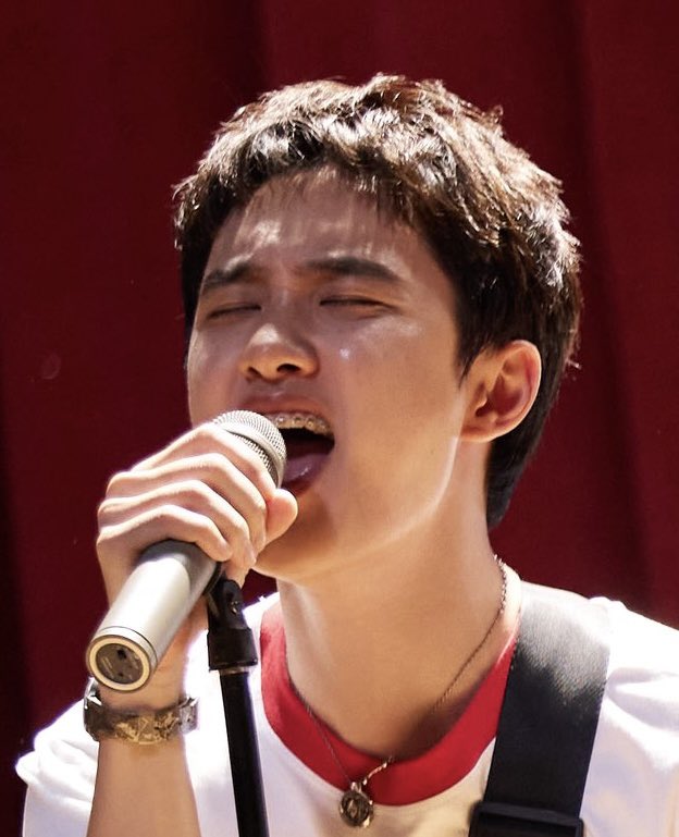 KYUNGSOO WITH BRACES WHAT????