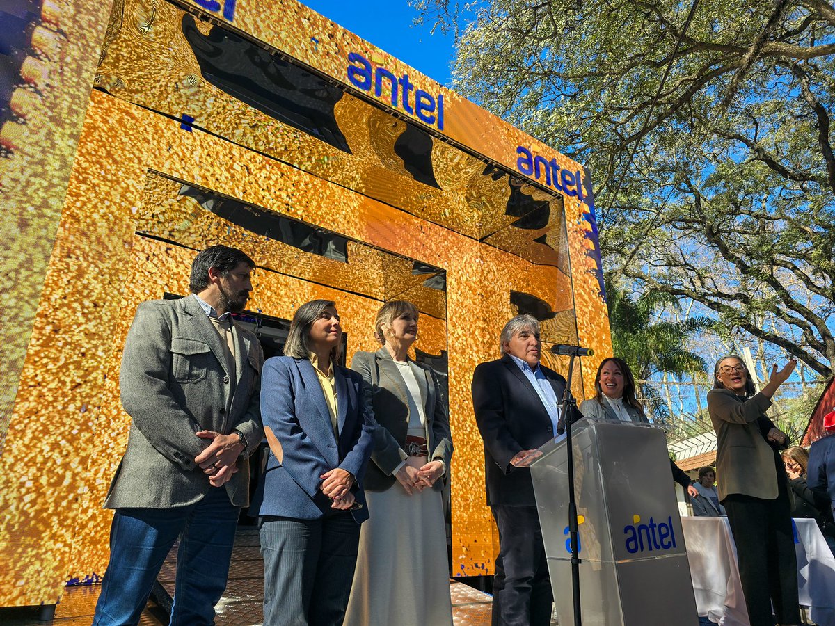 lauraraffo's tweet photo. Inauguramos el stand de @AntelDeTodos en El Prado!
Inteligencia Artificial, entretenimiento y servicios. No dejen de visitarlo! https://t.co/zlUIMThH0J