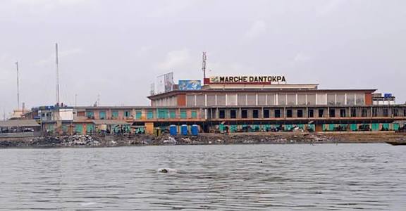 actualites229's tweet photo. 🇧🇯 L'Agence Nationale de Gestion des Marchés (#ANaGeM) s'engage dans une phase décisive de relocalisation des marchands du marché de Dantokpa vers de nouvelles infrastructures modernes. Le transfert de tous les secteurs d'activités, alimentaires et non-alimentaires, commencera le 5 janvier 2026 et s'étendra sur une période de 10 jours, jusqu'au 15 janvier.
🔻Le Pôle Commercial Général Mathieu Kérékou (#GMK) va accueillir quatre secteurs d'activité : le tissu, la maroquinerie, la cosmétique et les bijoux ;
🔻Le Pôle Agroalimentaire du Grand-Nokoué appelé "Marché de Gros", accueillera les grossistes en produits agroalimentaires.