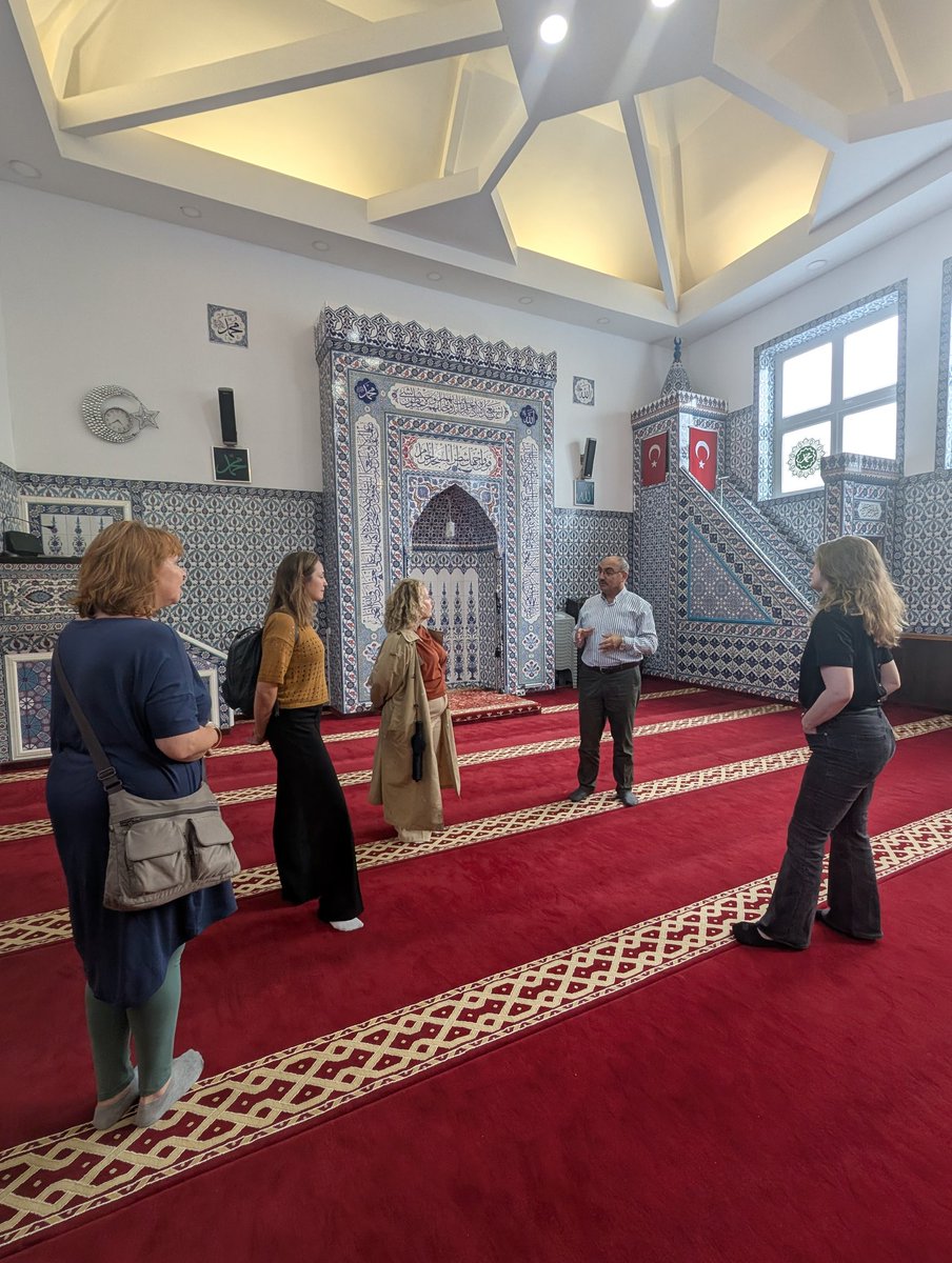 Bezoek vandaag aan de Turks Islamitisch Culturele Stichting tijdens de stadsbrede Breaking The Walls Tour met een delegatie van het Haags Historisch Museum.  Samen maken we de Haagse  Internationale samenleving. #BreaingtheWalls #DenHaag #Transvaal 
<a href="/tahsinnet70/">Tahsin Çetinkaya</a>