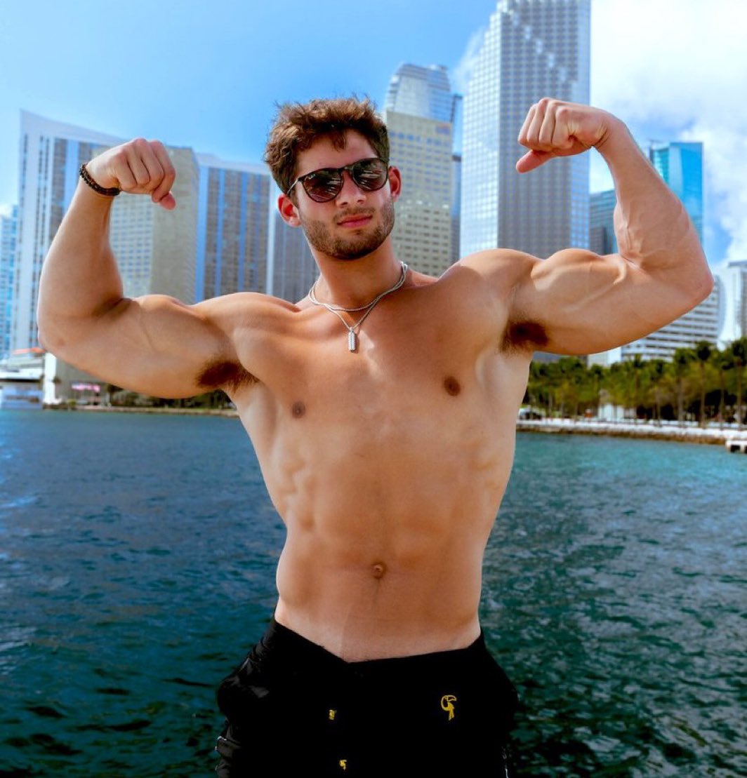 He knows his pits get you weak 🤑 that’s why he flaunts them on his instagram constantly