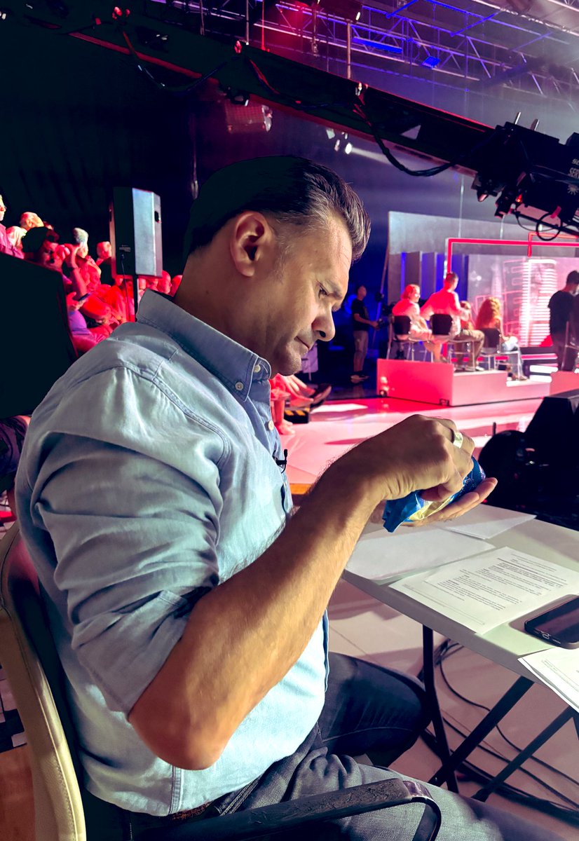 Ni en el plató de <a href="/El_Intermedio/">El Intermedio</a> deja de comer 😬 <a href="/_InakiLopez_/">Iñaki López</a> #estreno #Tesoroocacharro